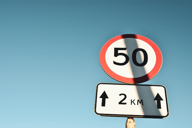 znak drogowy ograniczenie do 50
