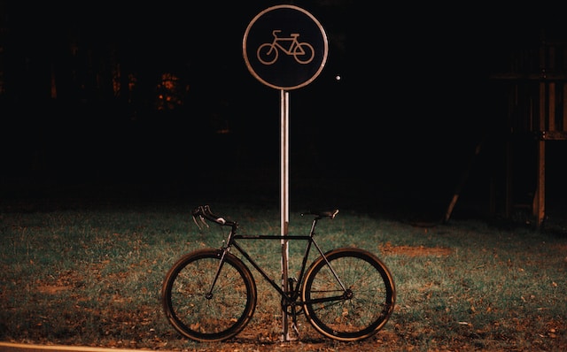 rower oparty o znak drogowy